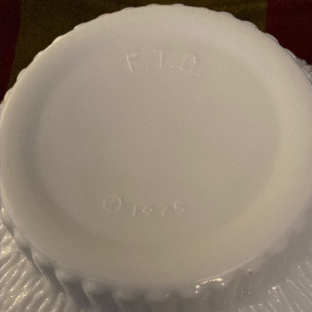 Classic FTD Vintage 1975 White Ceramic Flower Bowl - Picture 4 of 4